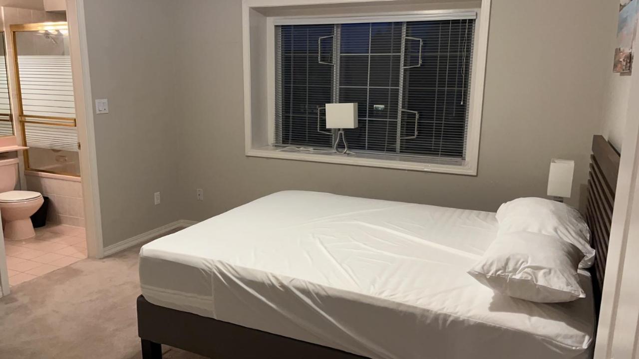 C And D Cozy Bedroom Vancouver Exteriör bild